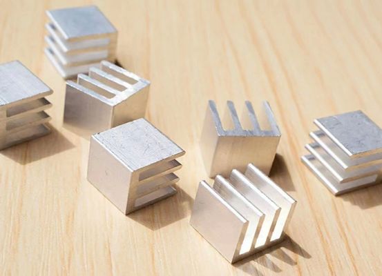 高精度アルミエクストルーションプロファイル熱槽部品のためのCNCターニングサービス